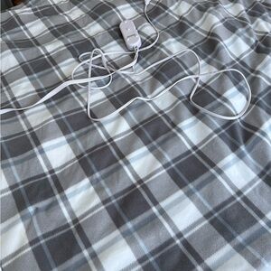 Electric blanket NWOT.gray/white plaid.60”x50”.Biddeford. Smoke free.